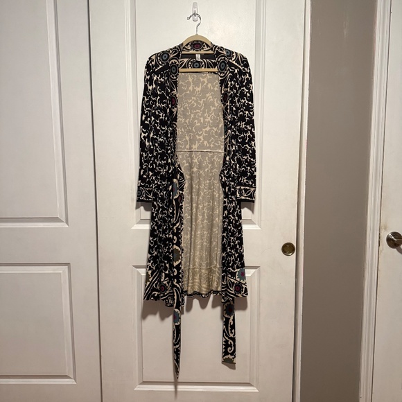 Vintage Diane Von Furstenberg 100% Silk Black Print Wrap Dress Size 4 - Picture 3 of 10